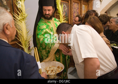 L'Europe, Grèce, îles du Dodécanèse, l'île de Patmos, église orthodoxe, dimanche des rameaux, la célébration, la distribution du pain et de la Palm Banque D'Images