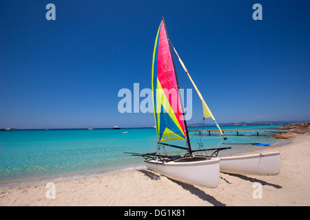Voilier catamaran en Illetes plage de Formentera à Iles Baléares Banque D'Images