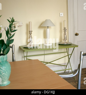 Lampe chandelier en métal blanc et le vert moderne table console dans la salle à manger la crème Banque D'Images