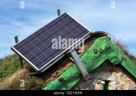 Panneau solaire sur toit de cabine vieux Banque D'Images