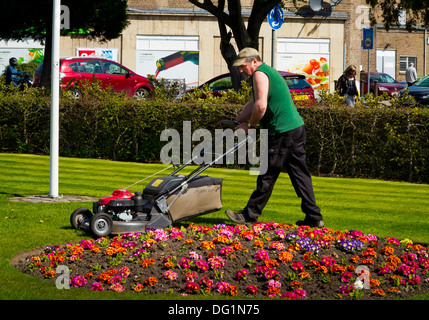 Jardinier conseil la pelouse dans Hall Leys Park à Matlock Derbyshire, Angleterre Royaume-uni un parc lauréat dans le Peak District Banque D'Images