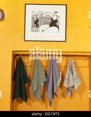 Close-up of noir +blanc sur le mur au-dessus du plateau gris et noir , sur des crochets Banque D'Images