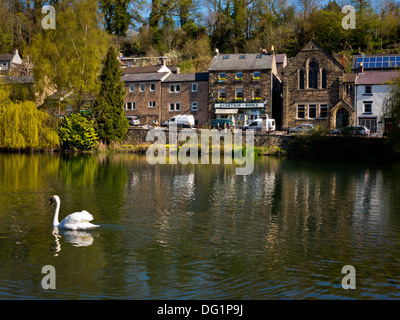 Vue sur le village étang vers Scarthin Books shop à Cromford près de Matlock Derbyshire Dales England UK Peak District Banque D'Images