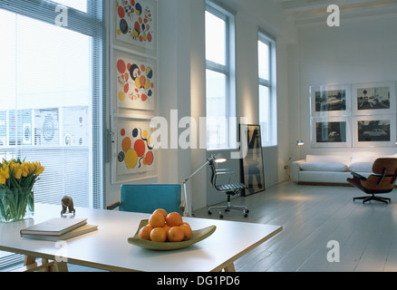 Plat d'oranges sur white Table tréteau dans grand appartement de ville avec la mi-siècle, mobilier moderne et blanc marbre Banque D'Images