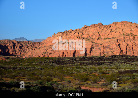 Falaise de grès rouge foncé et flux de lave volcanique. Le sud de l'Utah, USA. Banque D'Images