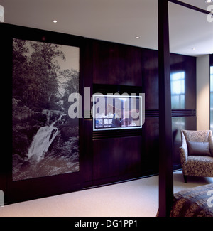 Grand noir +blanc sur panneau de porte coulissante armoire à côté de l'écran plasma plat en ville moderne chambre Banque D'Images