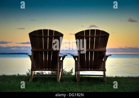 Deux chaises Adirondack sur la rive du lac Ontario, New York usa Banque D'Images
