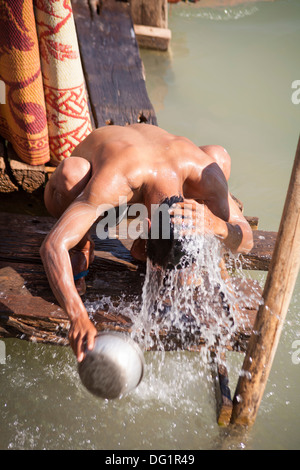 Laver l'homme lui-même à côté du lac Inle, Indein, village près de Taunggyi, Shan State, Myanmar (Birmanie), Banque D'Images