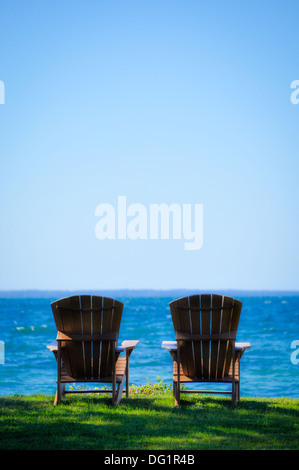 Deux chaises Adirondack sur la rive du lac Ontario, New York usa Banque D'Images