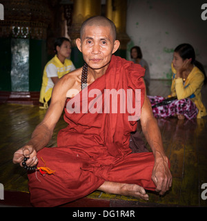 Personnes âgées Le moine bouddhiste à la pagode Shwedagon, Yangon, Rangoon, Myanmar), (Birmanie) Banque D'Images