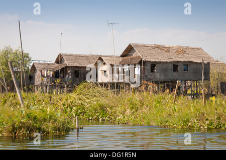 Maisons sur pilotis au bord du lac, au Lac Inle, l'État de Shan, Myanmar (Birmanie), Banque D'Images