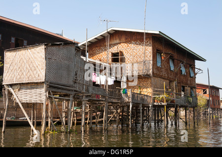 Maison sur pilotis au bord du lac, au Lac Inle, l'État de Shan, Myanmar (Birmanie), Banque D'Images