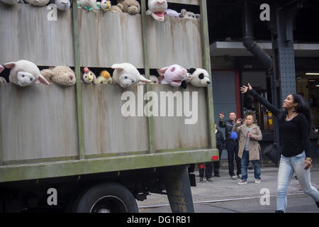 New York, NY, USA. Oct 11, 2013. Les amateurs de Banksy, affluent à l'Meatpacking District de New York, le vendredi 11 octobre 2013 pour voir la onzième tranche de l'art de Banksy, 'les sirènes des agneaux'. Cette pièce sculpturale se compose d'un abattoir camion rempli de bêlements peluches, contrôlée par les marionnettistes, qui ont été conduits autour d'un conducteur, qui est resté en caractère. Credit : Frances Roberts/Alamy Live News Banque D'Images