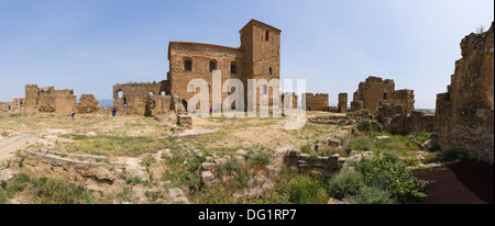 Le nord-ouest de l'Espagne - le château de Montéaragon près de Huesca. Très gros fichier image panoramique convient pour impression grand ou repro. Banque D'Images