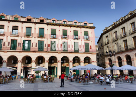 Nord-est de l'Espagne - province de Huesca en Aragon. Une place avec tables de bar, soirée d'été. Banque D'Images