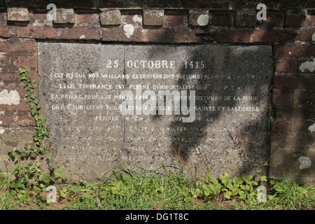 Sous la plaque de la Croix du Souvenir dans le bosquet d'arbres (charnier) site pour beaucoup de Français victimes de la bataille d'Azincourt, 1415 Banque D'Images