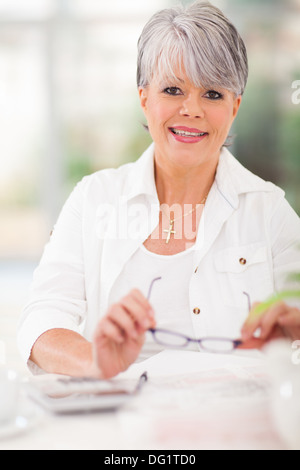 Portrait of woman doing home finances Banque D'Images