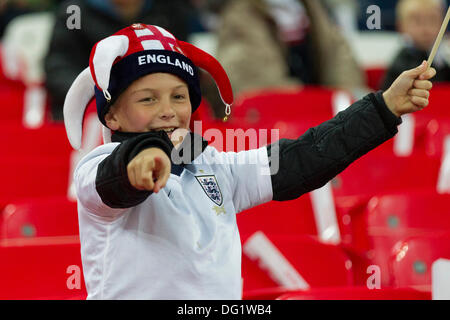 Londres, Royaume-Uni. Oct 11, 2013. Un jeune fan de l'Angleterre s'attend à ce que, avant le coup d'envoi de la qualification de la Coupe du Monde entre l'Angleterre et le Monténégro du stade de Wembley. Credit : Action Plus Sport/Alamy Live News Banque D'Images