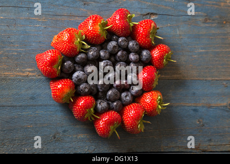 Un cœur de fraise avec des bleuets Banque D'Images