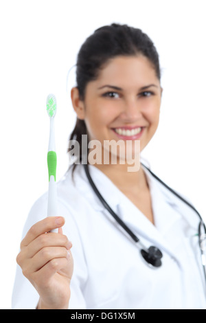 Belle femme médecin dentiste holding et montrant une brosse à dents isolé sur fond blanc Banque D'Images