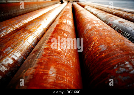 Les tuyaux métalliques industriels rouillés, Close Up Banque D'Images