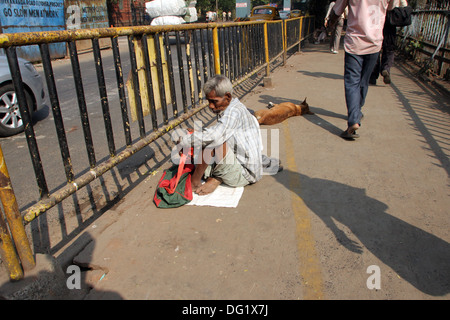 Rues de Calcutta. Des milliers de mendiants sont les la plupart des castes défavorisées vivant dans les rues le 28 novembre 2012 à Kolkata Banque D'Images