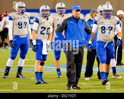 Colorado Springs, Colorado, États-Unis. 10 Oct, 2013. L'entraîneur-chef de l'Armée de l'air, Troy Calhoun, avant l'action de la Conférence Mountain West entre les San Diego State Aztecs et l'Air Force Academy Falcon Falcon au Stadium, U.S. Air Force Academy, Colorado Springs, Colorado. San Diego State bat l'Air Force 27-20. © csm/Alamy Live News Banque D'Images