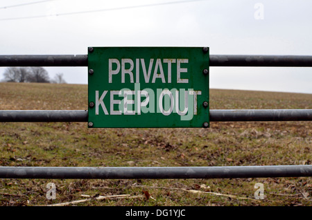 Tenir hors privé Sign on Fence Banque D'Images