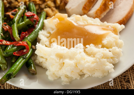 Purée de pommes de terre bio faits maison avec de la sauce pour Thanksgiving Banque D'Images