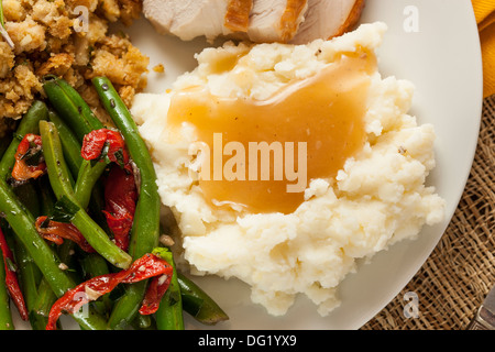 Purée de pommes de terre bio faits maison avec de la sauce pour Thanksgiving Banque D'Images