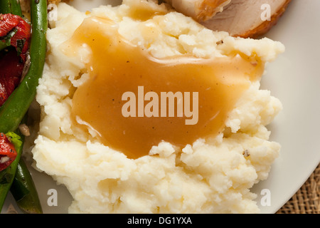 Purée de pommes de terre bio faits maison avec de la sauce pour Thanksgiving Banque D'Images