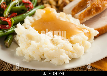 Purée de pommes de terre bio faits maison avec de la sauce pour Thanksgiving Banque D'Images