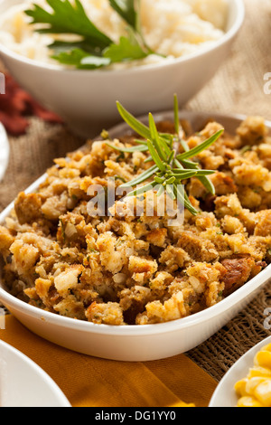 Thanksgiving maison farce faite avec du pain et des herbes Banque D'Images