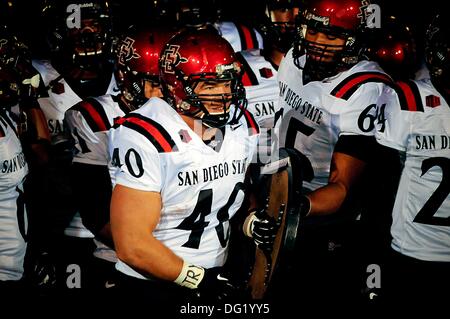 Colorado Springs, Colorado, États-Unis. 10 Oct, 2013. San Diego State fullback, Tchad jeune # 40 et les Aztèques, avant l'action de la Conférence Mountain West entre les San Diego State Aztecs et l'Air Force Academy Falcon Falcon au Stadium, U.S. Air Force Academy, Colorado Springs, Colorado. San Diego State bat l'Air Force 27-20. © csm/Alamy Live News Banque D'Images