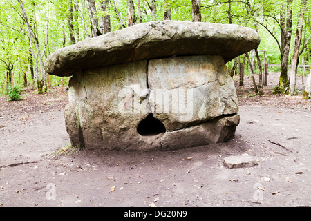 Shapsugskiy grand dolmen - monument d'architecture préhistorique dans la région de montagnes du Caucase, Russie Banque D'Images