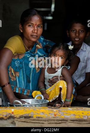 Indienne et son enfant fille assis dans leur chambre de la porte. L'Andhra Pradesh, Inde Banque D'Images