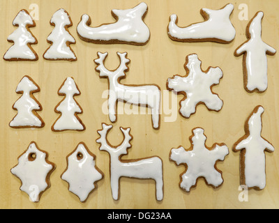 Gingerbread cookies en forme de saison avec glaçage blanc tourné à partir de ci-dessus sur la surface en bois Banque D'Images