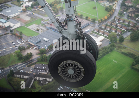 Le châssis d'un aéronef à l'atterrissage abaissé Flybe à l'Aéroport International de Glasgow. Banque D'Images