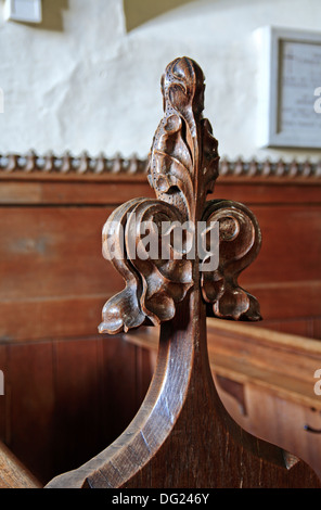 Un poppyhead sculpté dans la fin de Pew Eglise Saint Pierre à Spixworth, Norfolk, Angleterre, Royaume-Uni. Banque D'Images