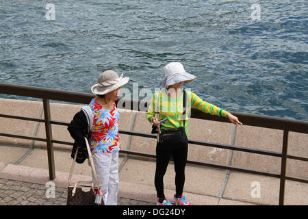 Sydney, Australie. 11 octobre 2013. Les touristes chinois en photo près de les sites touristiques de la Sydney Harbour Bridge et Sydney Opera House. L'un transporte un sac Louis Vuitton, qui mesdames chinois comme un symbole de statut. Credit © 2013 Richard Milnes/Alamy Live News. Banque D'Images