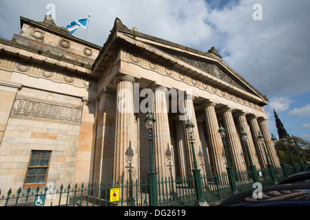 Ville d'Édimbourg, Écosse. L'élévation du sud de colonnes les Galeries nationales d'Ecosse sur la butte. Banque D'Images