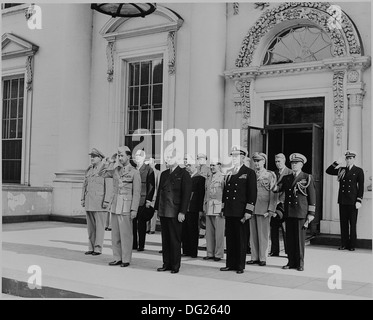 Le président Harry S. Truman, le Prince Abdul Ilah de l'Iraq, et des représentants des gouvernements des États-Unis et de... 199081 Banque D'Images