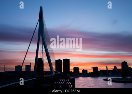 Ville de Rotterdam skyline silhouette au crépuscule dans la province de Hollande du Sud, Pays-Bas. Banque D'Images