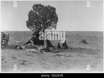 Camp indien temporaire. Remarque, femme indienne filage de la laine. Boules de fil également préparé pour le tissage en couverture... 298583 Banque D'Images