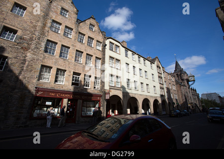 Ville d'Édimbourg, Écosse. Canongate sur Edinburgh's Royal Mile avec le péage Canongate en arrière-plan. Banque D'Images