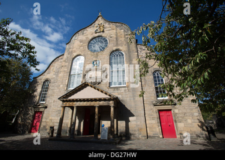 Ville d'Édimbourg, Écosse. La fin du 17ème siècle Canongate Kirk sur Edinburgh's Royal Mile. Banque D'Images