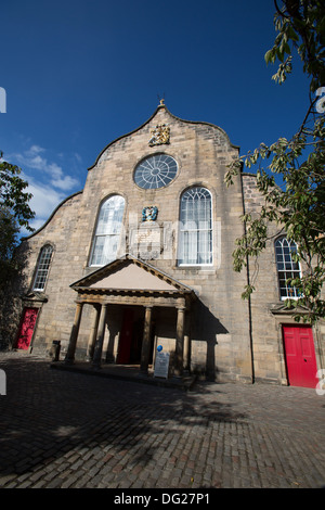 Ville d'Édimbourg, Écosse. La fin du 17ème siècle Canongate Kirk sur Edinburgh's Royal Mile. Banque D'Images