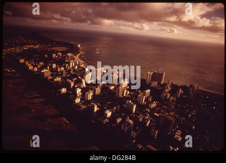 La plage de Waikiki, une destination mondialement connue à Hawaï, est vue depuis un hélicoptère. Ce lieu touristique populaire est connu pour ses plages pittoresques, son atmosphère vibrante et son importance culturelle, attirant des visiteurs du monde entier. Banque D'Images