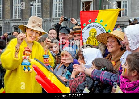 Liège, Belgique. Oct 11, 2013. La Reine Mathilde de Belgique pose avec les spectateurs qu'elle visite, sur sa première tournée, la ville de Liège, Belgique, 11 octobre 2013. Le nouveau couple royal de Belgique, le Roi Philippe de Belgique et la Reine Mathilde de Belgique, sont actuellement sur une première tournée à travers la Belgique. Photo : Patrick van Katwijk ()/dpa/Alamy Live News Banque D'Images