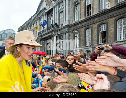 Liège, Belgique. Oct 11, 2013. La Reine Mathilde de Belgique (L) pose avec les spectateurs lors de sa visite, sur sa première tournée, à la ville de Liège, Belgique, 11 octobre 2013. Le nouveau couple royal de Belgique, le Roi Philippe de Belgique et la Reine Mathilde de Belgique, sont actuellement sur une première tournée à travers la Belgique. Photo : Albert Nieboer ()/dpa/Alamy Live News Banque D'Images